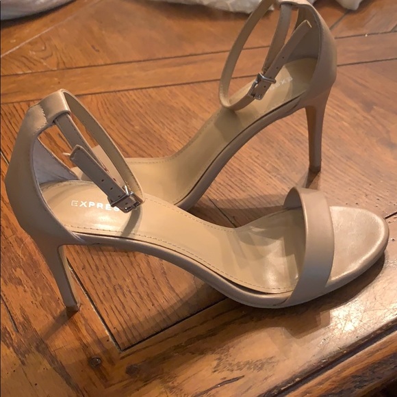 Express Tan Heel Sandals. Size 9 - Picture 4 of 5